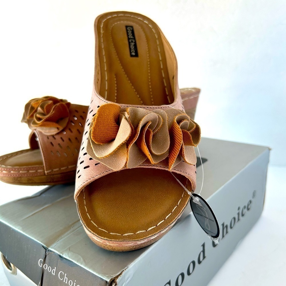 Good Choice NIB Juliet Blush Faux Leather Floral Wedge Sandals